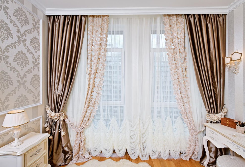Декор окна тюлем в гостиной классического стиля