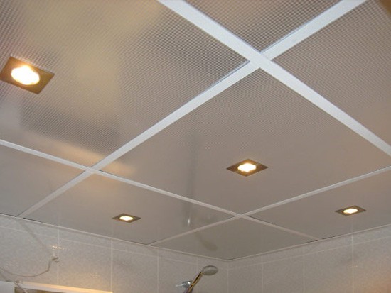 Подвесной плиточный потолок в ванной
