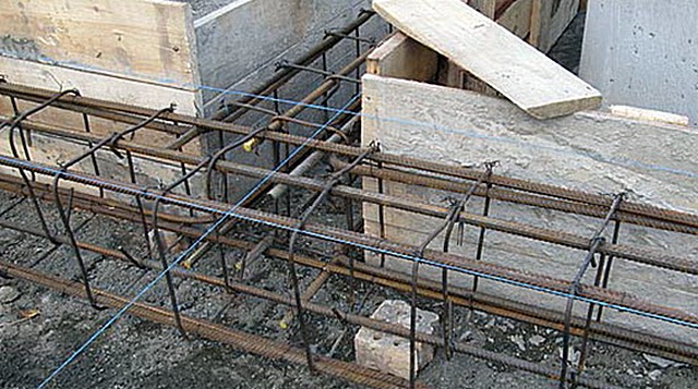 Допустимый вариант подпорок под нижний ярус армирующего каркаса – обломки кирпича или старого бетона. Но все же – не без недостатков.